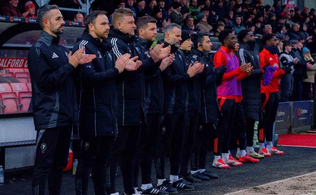 Ryan Giggs, el quinto por la izquierda, antes de un partido del Salford City. @SalfordCityFC