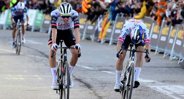 Ni los ‘pancartazos’ de Roglic pueden con Ayuso, que ya es líder de la Volta