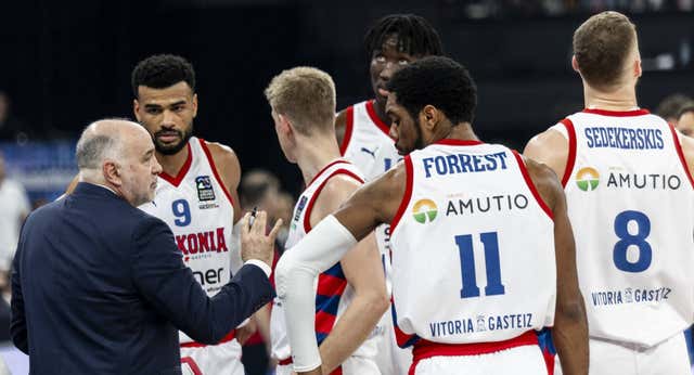Larkin liquida a un Baskonia que dice adiós a la Euroliga