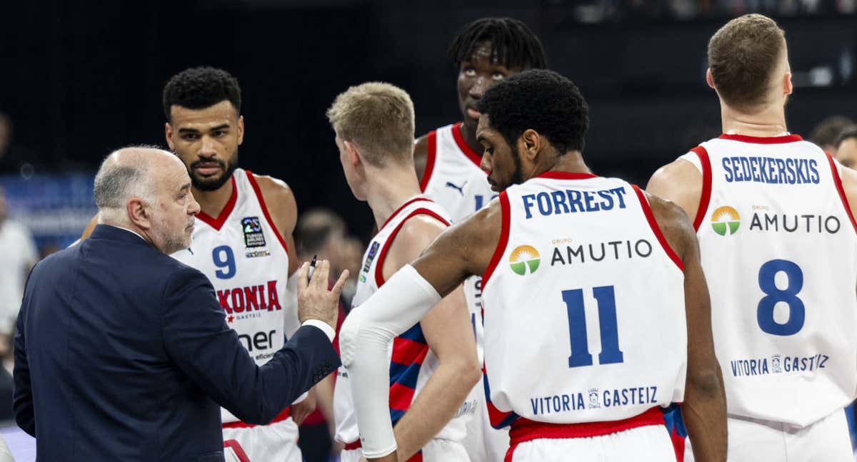 Pablo Laso da instrucciones a sus jugadores ante Efes.