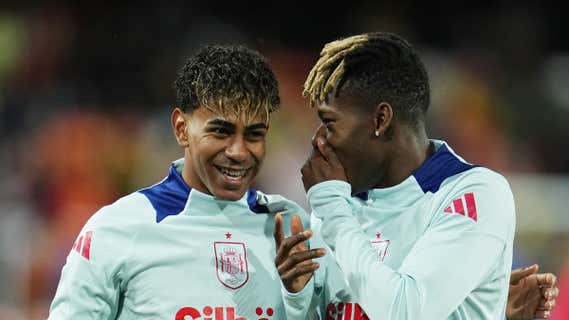 Lamine Yamal y Nico Williams bromean en el calentamiento previo al partido de vuelta de cuartos de la Nations League en Mestalla/Getty Images