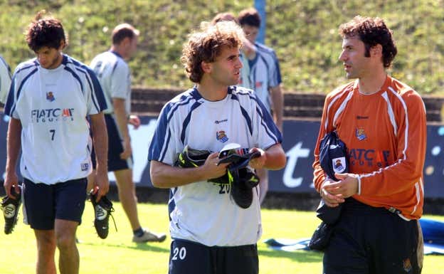 Alberto dialoga con un jovencísimo Barkero en un entrenamiento en Zubieta.  Diario Vasco