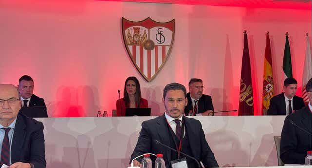 Los americanos apoyan a Del Nido Carrasco en una Junta de alta tensión