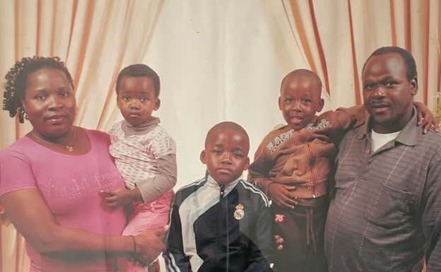 La familia Fati al completo: Linda, Sara, Sanyo, Lamini y Sayo. Relevo