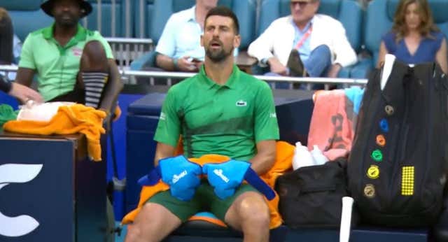 El último truco de Novak Djokovic son unos guantes de 30 euros: «Es magia, no sé por qué no se los dan al resto»