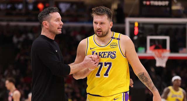 Los Lakers de Luka Doncic tiran una ventaja de 20 puntos y caen contra Chicago Bulls con una canasta desde el centro del campo