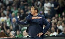 Ergin Ataman discutiendo con su asistente, los árbitros saliendo increpados y la grada encendida: tensión en el OAKA tras la derrota del Panathinaikos ante el Paris