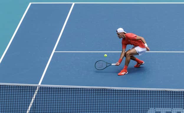 Jakub Mensik golpea una volea de derecha en Miami.  EFE