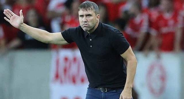Mendizorroza viaja al pasado en mitad de su crisis y deja más tocado a Coudet: «Ía, ía, ía, Luis García»
