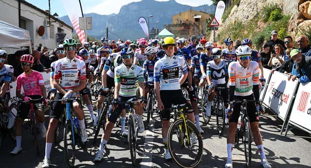 Quinn Simmons gana  una etapa caótica por el viento y Juan Ayuso tendrá que esperar a Barcelona