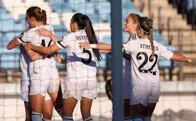 Las jugadoras del Madrid celebrando el gol de Moller.  EFE