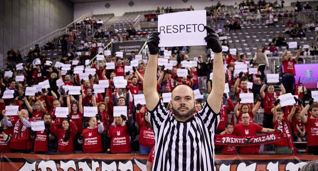 La afición del Covirán Granada pide “respeto” a los árbitros con 2.500 guantes negros: “Árbitros, valientes sinvergüenzas”