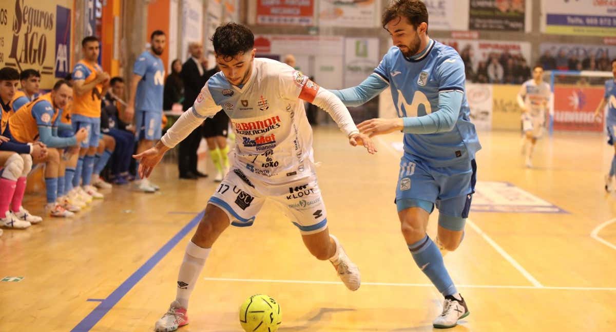 Adrián 'Pirata' controla un balón ante Javi Mínguez, en un partido contra Movistar Inter.