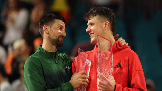 Novak Djokovic felicita a Jakub Mensik tras la final del Masters 1000 de Miami. /AL BELLO / GETTY IMAGES NORTH AMERICA