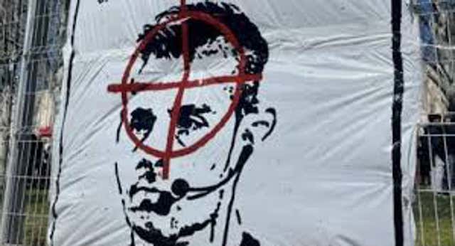 Los árbitros tildan de “inadmisible” la pancarta amenazando a Del Cerro Grande y piden la implicación del CSD