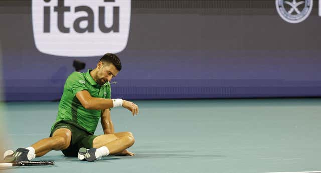 Djokovic se la pega ante los cañonazos de su apadrinado Mensik y aparca su título 100: “Ha sido un día y un partido raro”