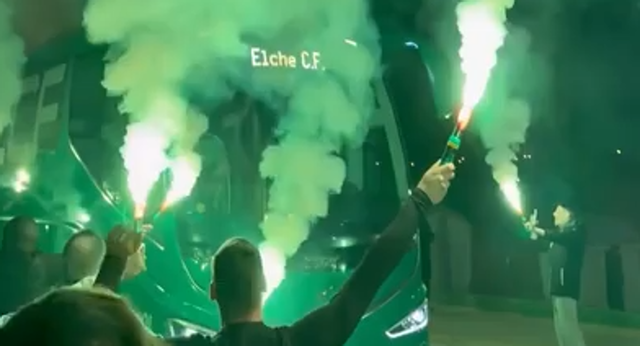 El Elche es nuevo líder de Segunda y Sarabia lo celebra por todo lo alto con la afición.