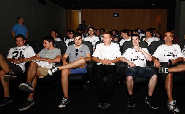 Cómo la cuadrilla de 31 amigos de Illarramendi se plantó en su presentación con el Real Madrid y le cantaron a Florentino: 'Osaba (tío) Floren... lalala'