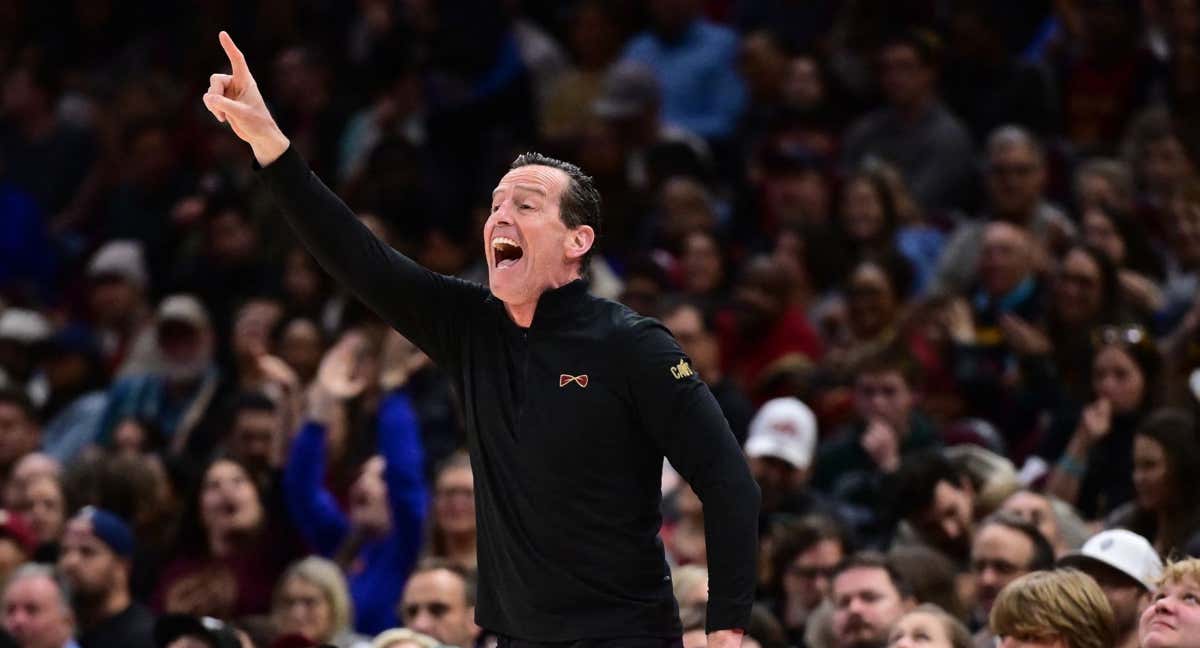 Kenny Atkinson, técnico de los Cleveland Cavaliers, da instrucciones a sus jugadores.