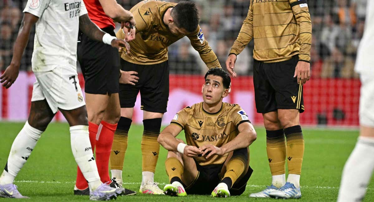 Nayef Aguerd tendido en el terreno de juego.