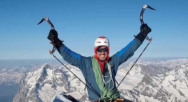 Muere Carlos Suárez, experto paracaidista, durante un rodaje a sus 52 años