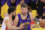 Luka Doncic pone a bailar a sus rivales mientras 'avisa' a LeBron sobre quién manda en los Lakers