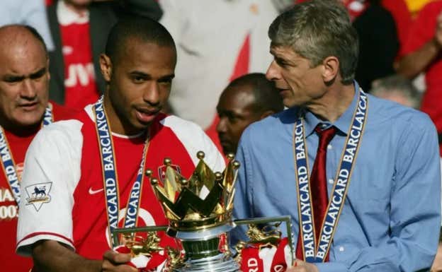 Henry y Wenger celebran el título de la Premier. REUTERS