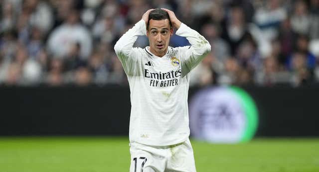 Asencio se equivoca, Lucas Vázquez vuelve a salir en la foto y el Bernabéu responde con pitos