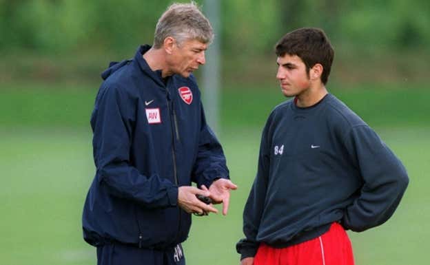 Wenger da instrucciones a un joven Cesc Fàbregas. Getty Images