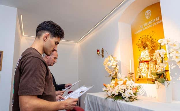 La capilla de Mestalla en la que Corberán habitúa a rezar 15 minutos antes del partido, en esta foto con André Almeida y un pastor.  Valencia C.F