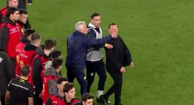 ¡Mourinho rememora su gesto a Tito Vilanova agarrando de la nariz al entrenador del Galatasaray!