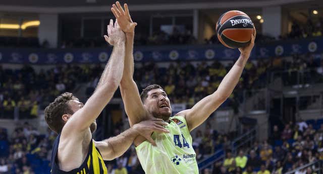 Joel Parra se viste de héroe ante el Fenerbahçe y lidera a un Barça que sueña con los playoffs