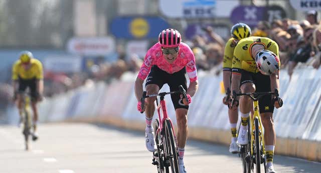 Para no creer: Van Aert y el Visma echan por tierra un ‘tres contra uno’ y Neilson Powless reina en Flandes