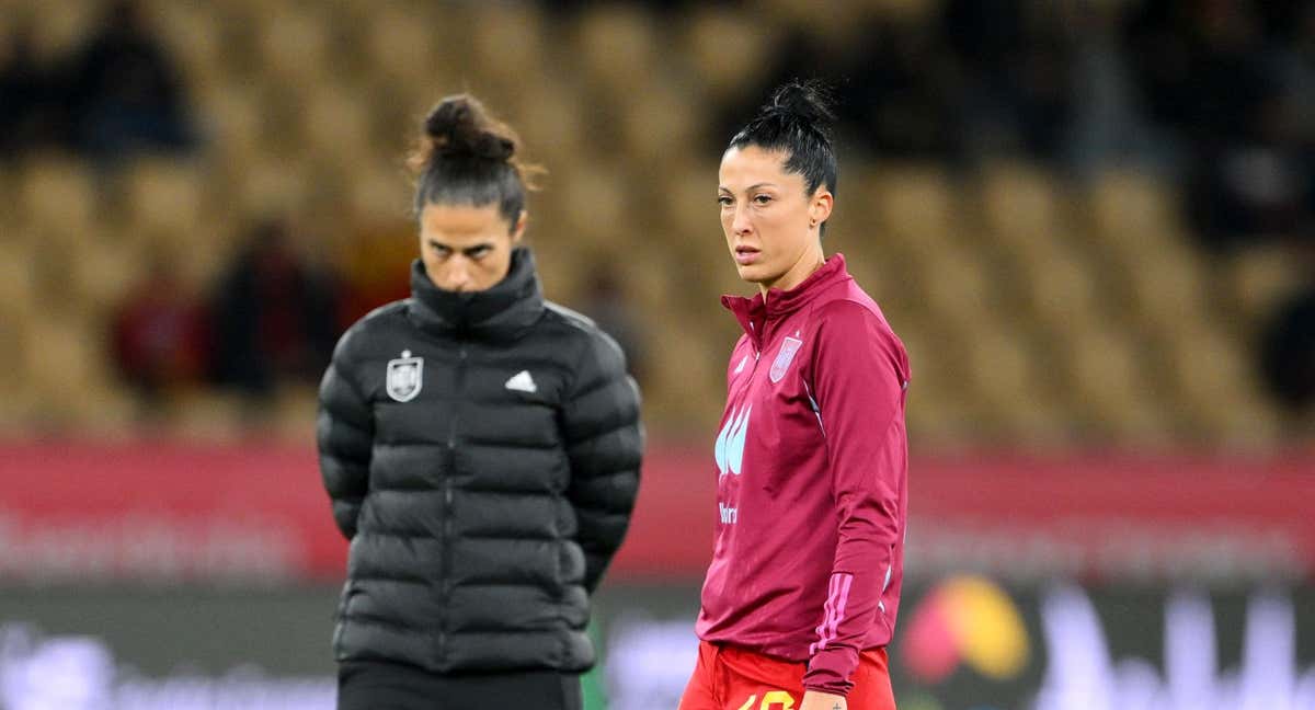 Montse Tomé y Jenni Hermoso antes de un partido en Países Bajos en febrero de 2024.