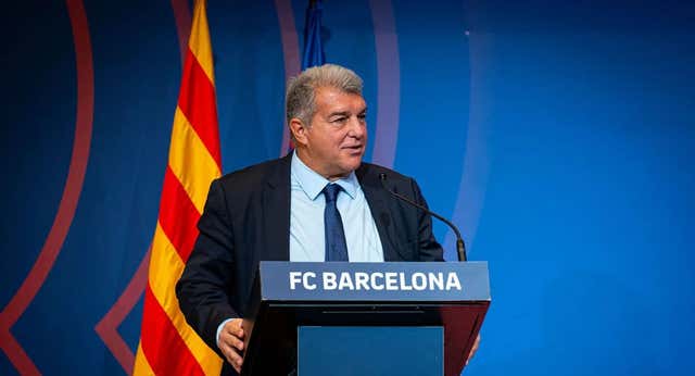 Joan Laporta lucha «contra todo y contra todos», se permite «soñar»… y advierte la preocupación en el equipo: «Hansi ya lo está sufriendo»