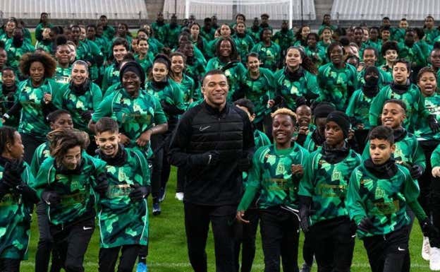 Mbappé, junto a niños del AS Bondy. INSTAGRAM/MBAPPÉ