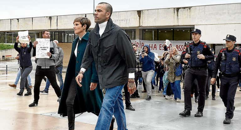 Dani Alves y su abogada en una foto de archivo.