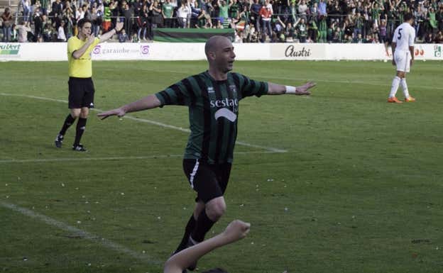 Jito celebrando un gol con el Sestao River.  @SestaoRC
