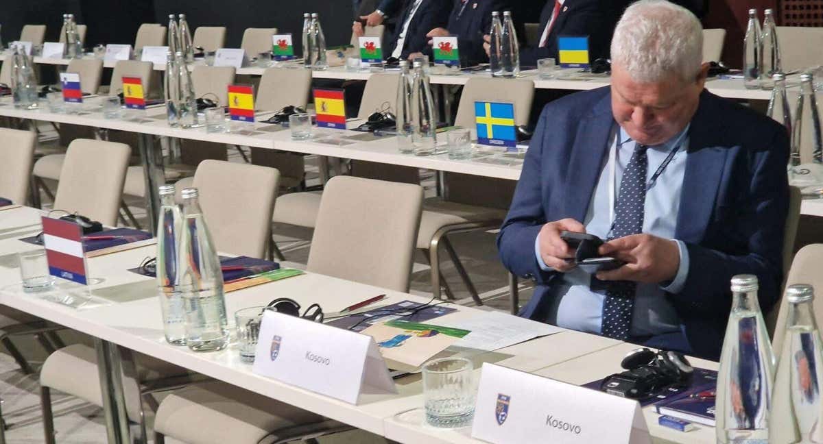 La representación kosovar, la única del Congreso que no contó con su bandera sobre la mesa. /@KosovarFootball