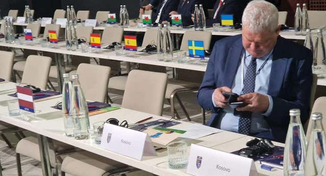 Una bandera de Kosovo en un congreso de la UEFA evidencia que el conflicto con Serbia sigue enquistado