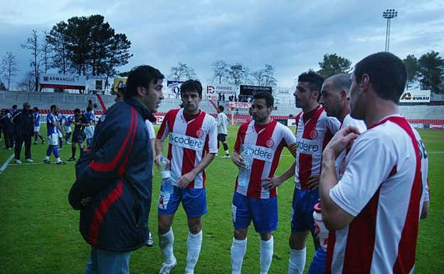 Raül Agné dando indicaciones a Dorca, Chechu, Miki Albert, Jito i José.  Fons El Punt - Lluís Serrat Masferrer
