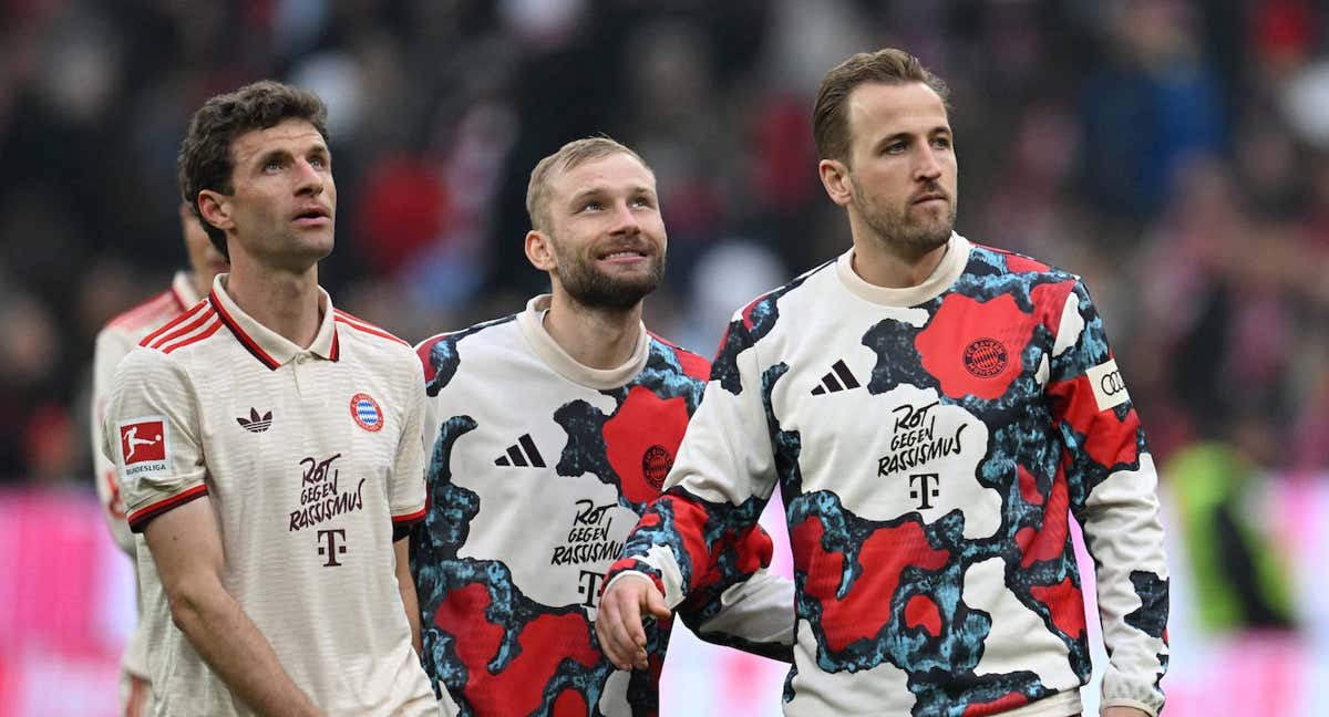 Thomas Müller saluda a los aficionados del Bayern.