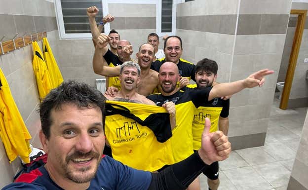 Los jugadores de CD Torija FS 'A' celebran una victoria en los vestuarios del pabellón.  CLUB DEPORTIVO TORIJA