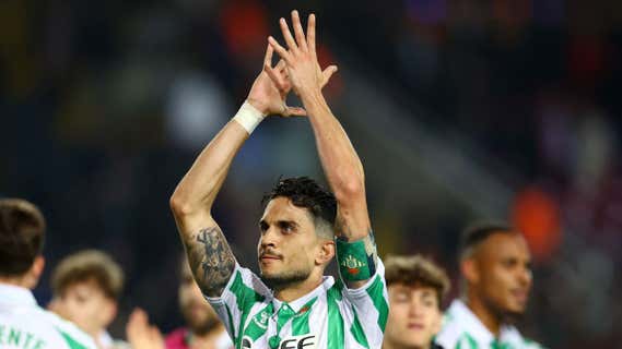Marc Bartra celebra el empate ante el Barcelona./Reuters