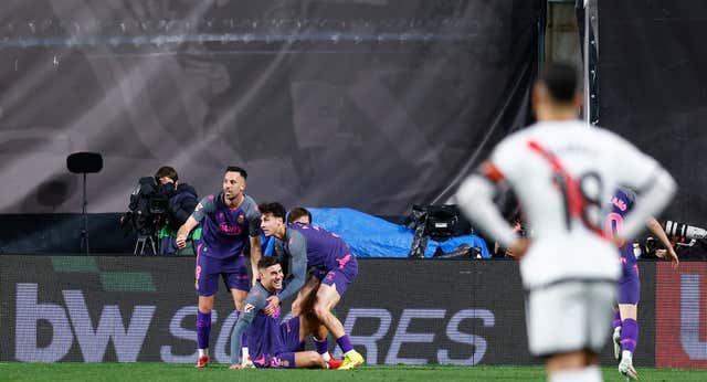 Los sobrecogedores cuatro minutos con los que Vallecas abronca a los que se van para recordar qué es el Rayo: “No veremos al Liverpool, pero vimos al Móstoles”