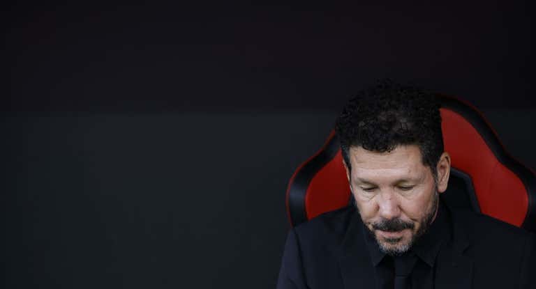 Simeone, pensativo durante el partido ante el Sevilla.