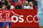 El Atlético de Madrid vence en el descuento y deja tocado al Sevilla