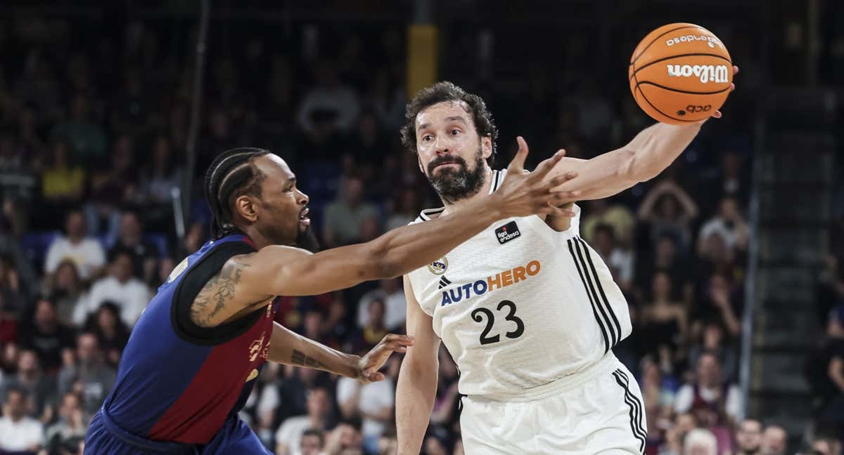 Sergio Llull, con la bola ante Kevin Punter en el Clásico.