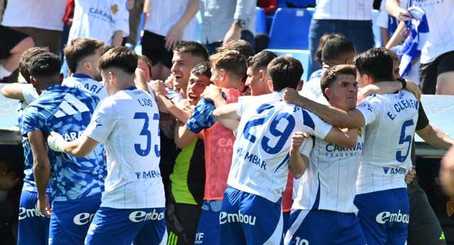 El Zaragoza de Gabi Fernández tumba al ‘gigante’ Mirandés para salir del descenso y recibir una ovación en familia