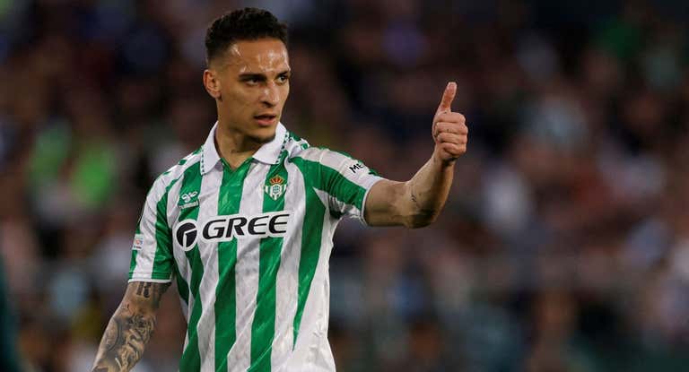 Antony realiza un gesto de aprobación durante un partido del Betis.